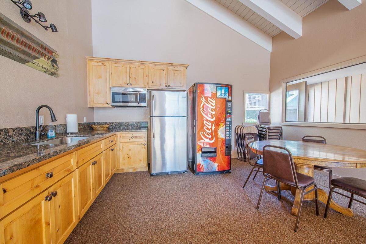 Fully Renovated! St Anton #17 Ski In Ski Out 1 Bedroom 1 Bathroom Condo! Sleeps Up To 4! マンモス・レイクス エクステリア 写真