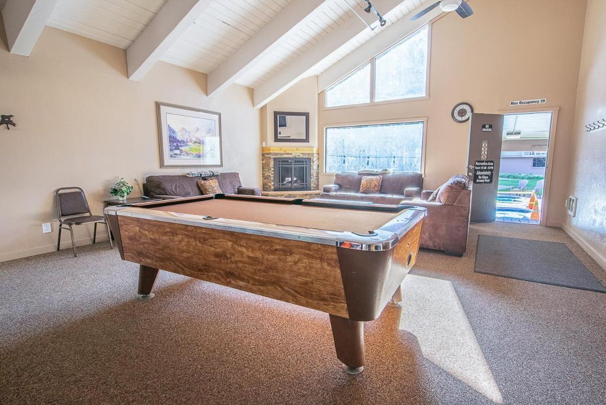 Fully Renovated! St Anton #17 Ski In Ski Out 1 Bedroom 1 Bathroom Condo! Sleeps Up To 4! マンモス・レイクス エクステリア 写真